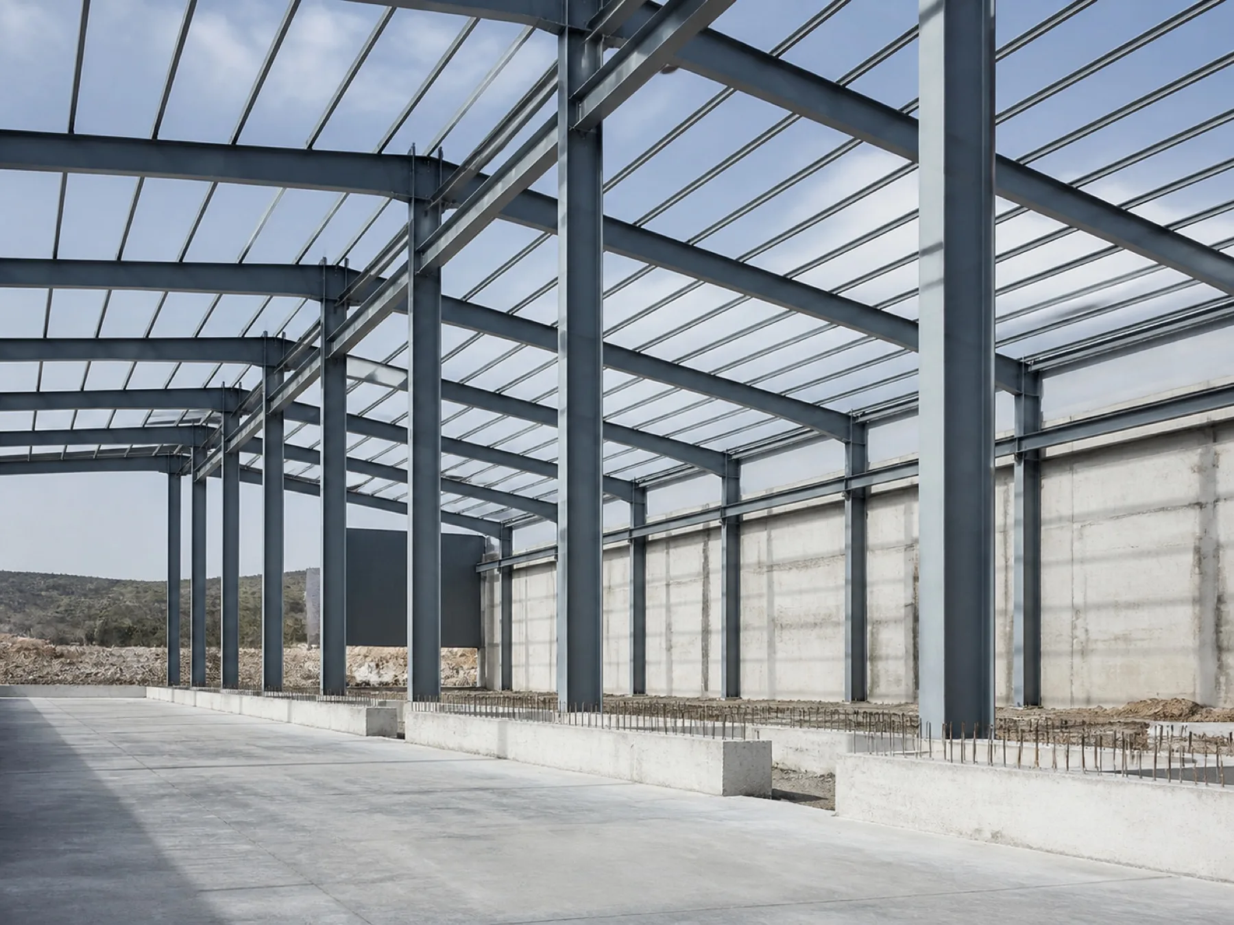 Estructura metálica de nave industrial en construcción