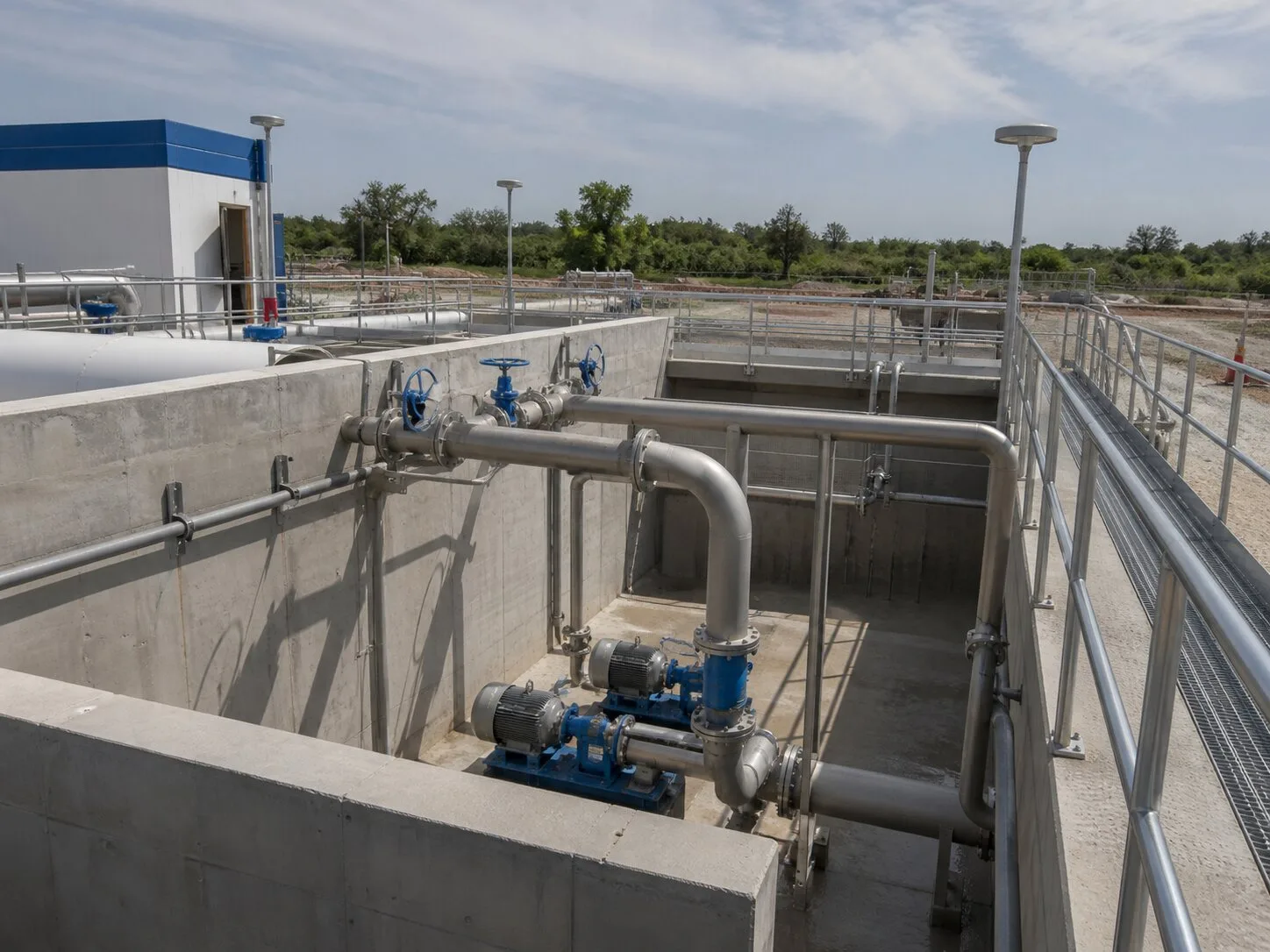 Instalación profesional de infraestructura sanitaria con tuberías, bombas y canales de concreto